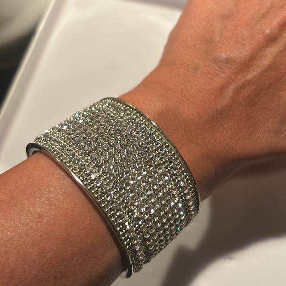 Gorgeous Authentic Signed Swarovski Diamond Cuff Size M. In box. Dazzling Cuff! - Picture 12 of 14